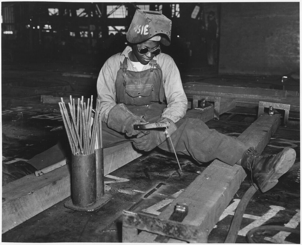 With nearly 1000 (African-American) women employed as burners, welders, scalers, and in other capacities at the... - NARA - 535803.tif