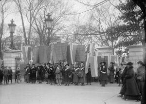 WOMAN SUFFRAGE PICKETS AT WHITE HOUSE 07350v.jpg